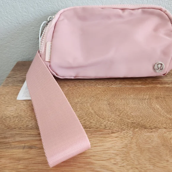 NWT Lululemon Everywhere Belt Bag Pink - Picture 3 of 6